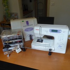 Janome Memory Craft 4800 machine à coudre avec table, nombreux accessoires, lamp