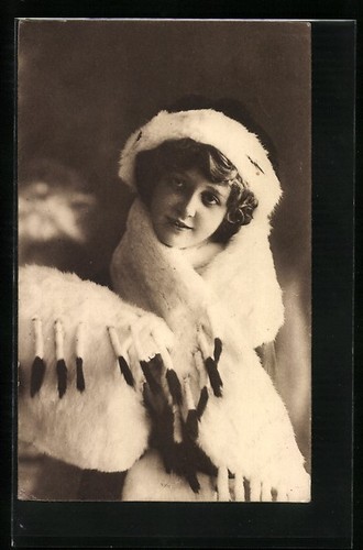 Jeune femme avec - , en