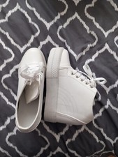 Je vends cette paire de  basket blanche compensées, jamais mises, neuves.