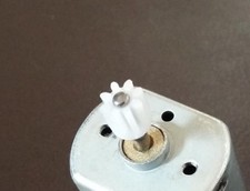 Pignons 7 ou 8 dents axe 2mm avec épaulement pour moteur locomotive