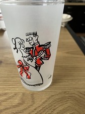 Cabu verre signé Cabu