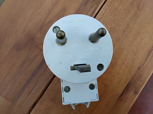 Legrand fiche mâle coudée