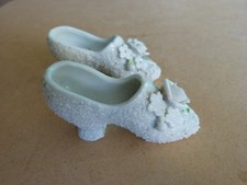 ANCIENNES MINIATURES CHAUSSURES SABOTS ANCIENS  EN PORCELAINE GRANITEE ET FLEURS