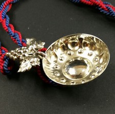 Mini taste-vin en métal argenté et sa cordelette