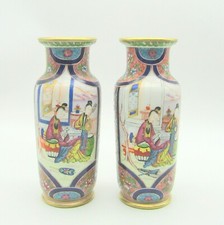 Bayeux. Langlois ou Gosse. Paire de vases en porcelaine décor de personnages XIX