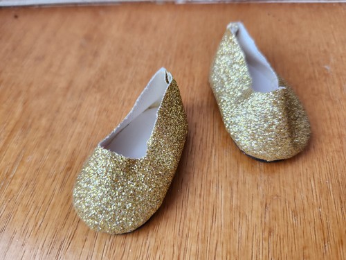 Chaussure doré poupée - chaussure,