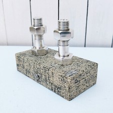 Salière , moulin poivre, métal argenté, boulon . vintage, design