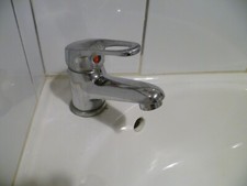 Mitigeur pour petit évier / lave mains avec tire-bonde incorporé