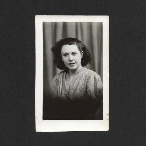 Portrait jeune femme - , identité