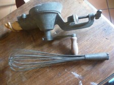 Ancien  hachoir a viande mural marque perfection et Fouet ancien 40 cm