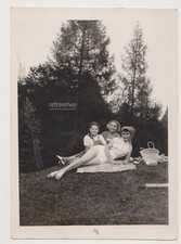 Trois jolies jeunes femmes