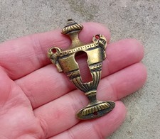 ANCIENNE ENTRÉE DE CLÉ SERRURE MEUBLE, bronze ou laiton Style directoire?  N°99B