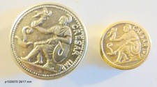 2 BOUTONS  metal couleur argent et doré  :   Empereur  Jules  CESAR    28 /17 mm