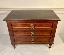 Commode de maîtrise de style Louis XVI en placage de noyer. Epoque fin XIXème.