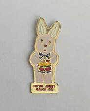 88 - Pin's JOUET MECANIQUE LAPIN TAMBOUR - INTER JOUET SALON 94