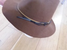 Feutre de poil couleur marron, très élégant, de très bonne qualité. Taille 56/57