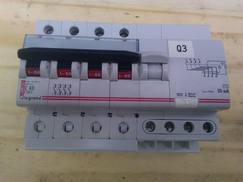 Disjoncteur poles c40 40 - 4,
