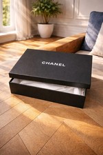 Boite CHANEL vide un peu rayé