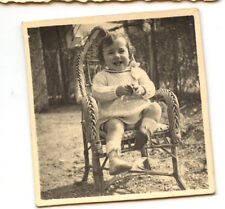 Enfant assis sur fauteuil en