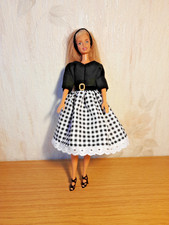 Robe noire et blanche pour