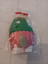 Serviette en tissu dans emballage transparent avec noeud rouge, une jolie...