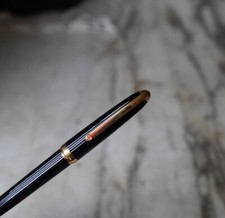 MAGNIFIQUE STYLO PORTE-MINES LOUIS CARTIER EN RESINE NOIRE CANNELEE - PLATINUM