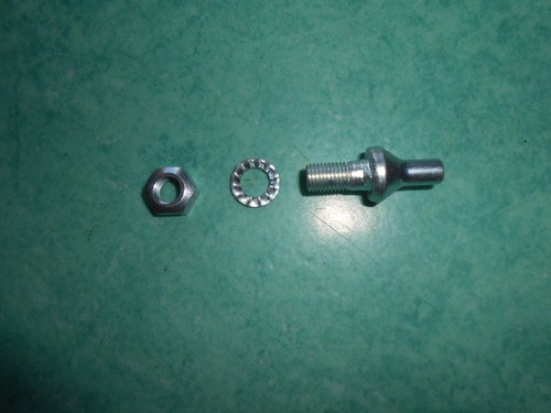 Boulon ergoté patte tension