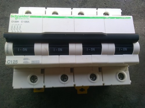 A9n18481 disjoncteur 4 poles - 4,