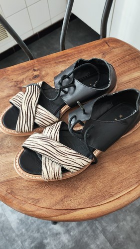 Sandales cuir noire beige