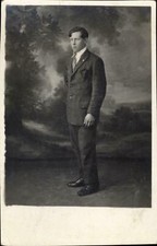 Photo-carte homme debout costume handicap oeil de verre vision accident étrange