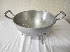 Ancienne  Passoire sur pieds en aluminium pur  23 cm de diamètre