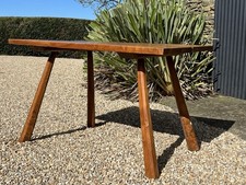 ☺️ TABLE BRUTALISTE ERA
