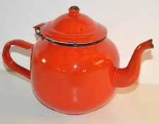 Ancienne théière en tôle