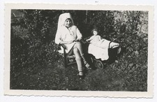 Snapshot Photo originale vintage fille infirmière déguisement poupée - SA094