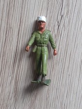 FIGURINE PLASTIQUE STARLUX  1/32 LEGIONNAIRE AU DEFILEE (casse socle)