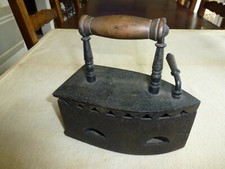 SUPERBE ANCIEN FER A REPASSER EN FONTE A BRAISES