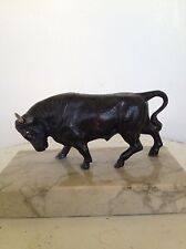 Sculpture animalière en régule polychrome d'un taureau