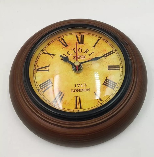 Petite horloge murale - , bois
