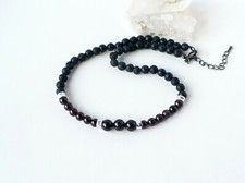 Collier grenat et pierre de lave naturels 40 cm, pierres fines 6mm et 8 mm.