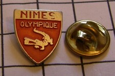PIN'S ancien LOGO NIMES OLYMPIQUE FOOTBALL CROCODILE