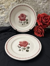 2 assiettes plates en demi-porcelaine de Badonviller, modèle Germaine