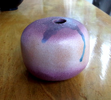 Vase boule en grès signé