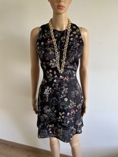 Robe noire et fleurie sans