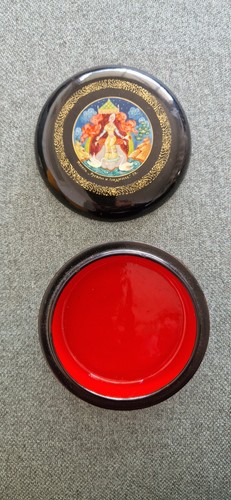 Ravissante petite boite russe - petite,
