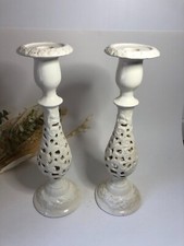 Deux grands bougeoirs blanc avec décoration florale - Étiquette Papyrus -