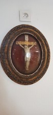 Crucifix ancien en terre cuite dans un cadre ovale en bois et verre bombé