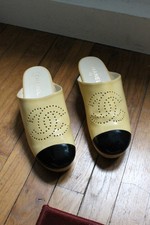 Chanel sabots bicolores beiges et noirs en cuir vernis