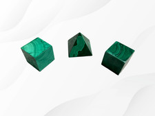 Lot de 2 Cubes et 1 Pyramide en malachite véritable avec coin coupé
