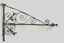 potences ou enseigne en fonte de fer martelé et travaillé . XVIII siècle .