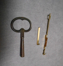 Ancienne Clé d'Horloge Pendule remontoir en fer forgé  + tige de balancier
